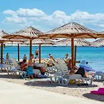 On Island Near Sandy Beaches * Vir