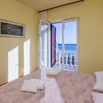 Lägenhet On Island Near Sandy Beaches Vir