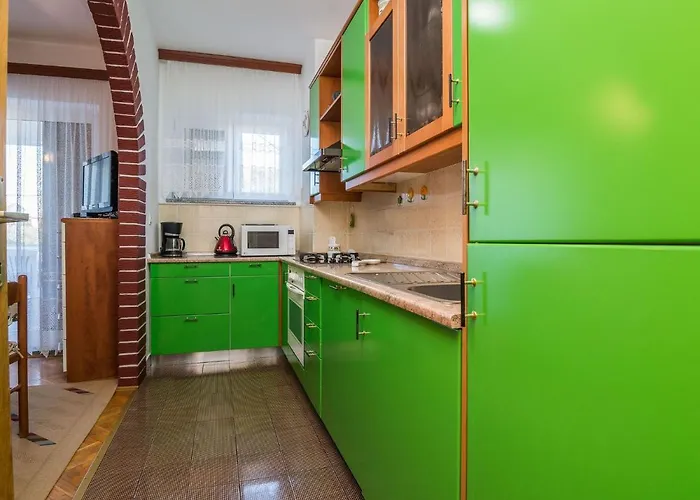 On Island Near Sandy Beaches * Vir